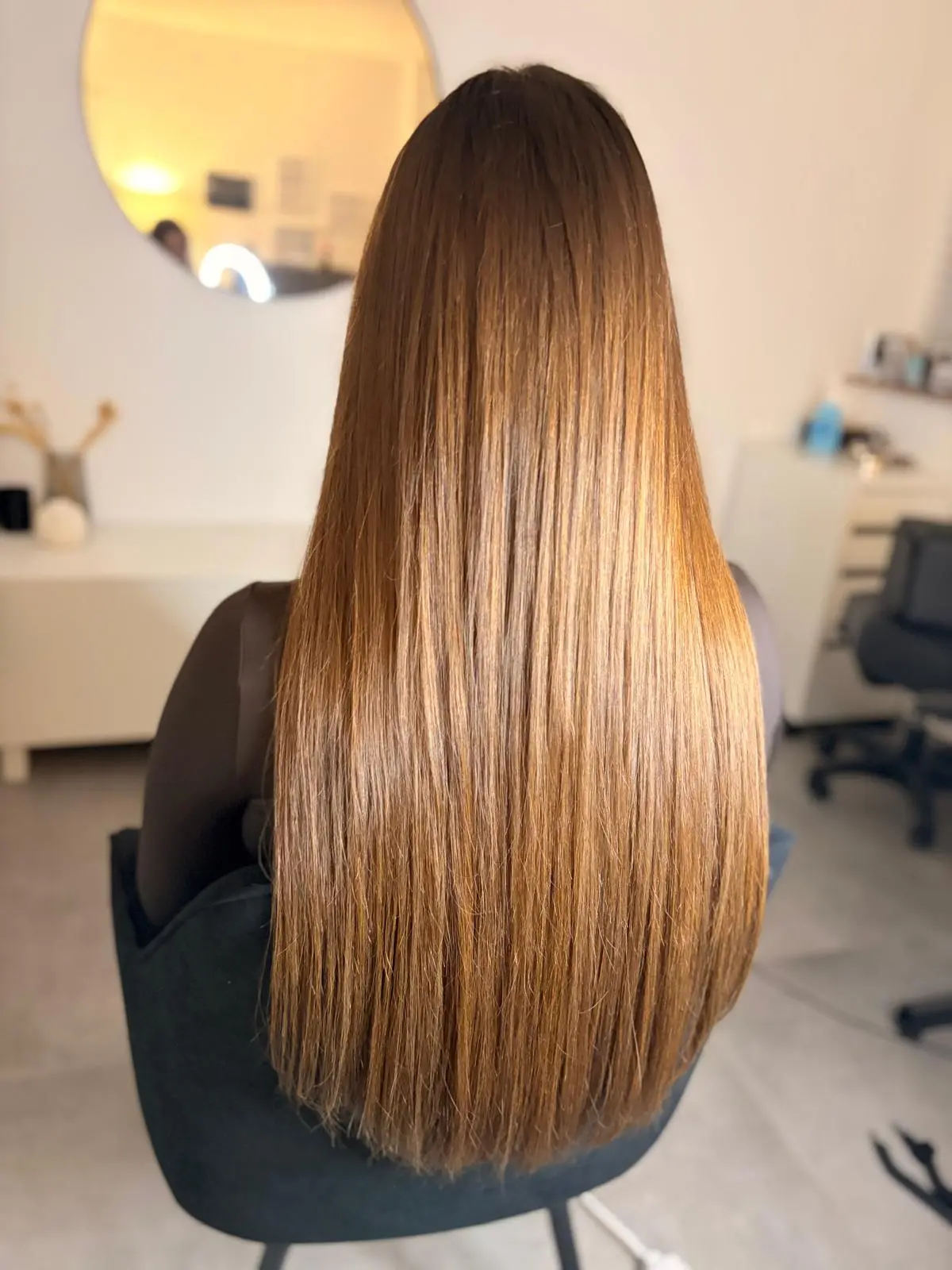 Lange, glatte Extensions in warmem Braun